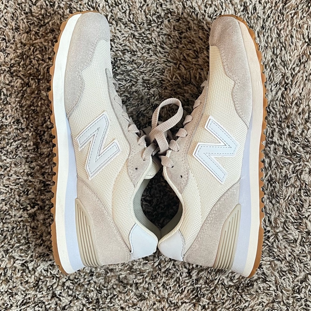 New Balance • Women’s Off-White and Blue Athletic Shoes. Size 8.5 - Picture 3 of 6